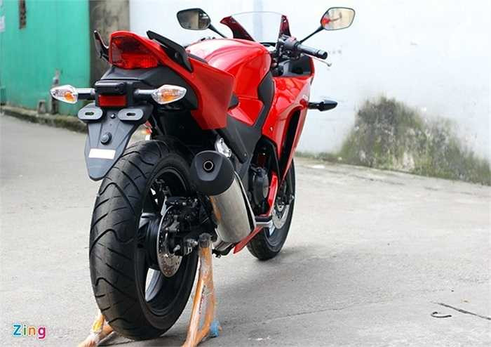 Đuôi xe thiết kế khá gọn gàng. Cụm đèn hậu chiếm trọn phần vuốt nhọn của yên xe, trong khi hai đèn xi-nhan được bố trí bên dưới. 