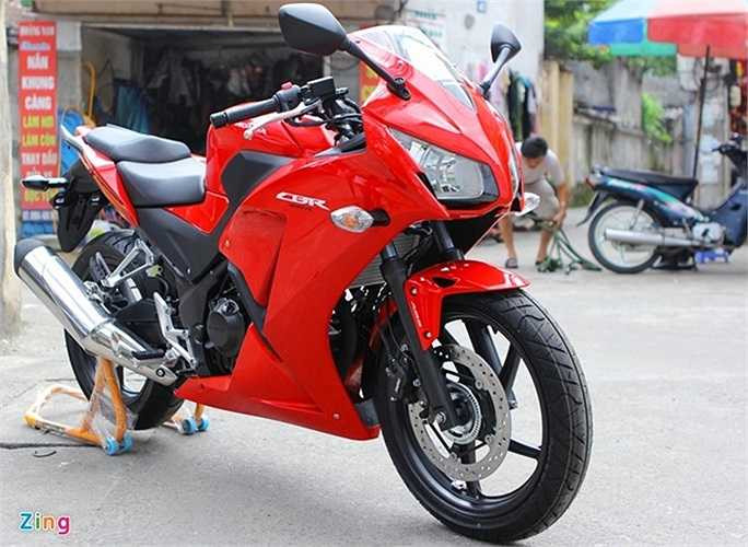 So với những chiếc CBR250R, mẫu sportbike 300 phân khối mới sở hữu kiểu dáng hầm hố hơn với cụm đèn pha đôi, lấy cảm hứng từ những mẫu CBR phân khối lớn hơn.