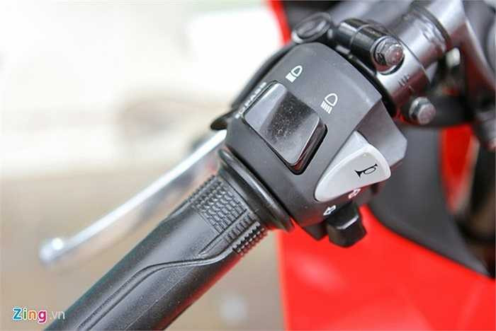 Bố trí phím bấm chức năng bên tay trái, bao gồm còi, xi-nhan, điều chỉnh pha-cốt và đèn passing.