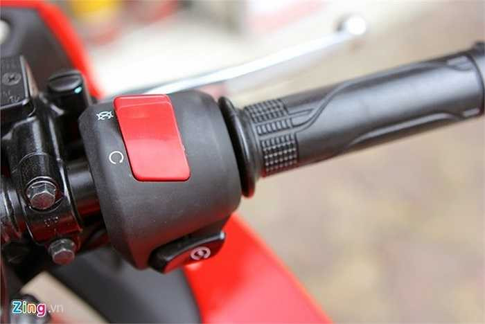 Cụm nút chức năng bên phải gồm nút tắt mở động cơ và đề.