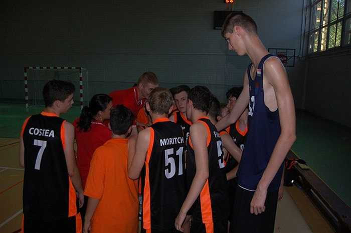 Không chỉ có NBA, những đội bóng rổ hàng đầu châu Âu, đặc biệt là Real Madrid Baloncesto và Barcelona Basquet cũng muốn sở hữu Bobroczky.