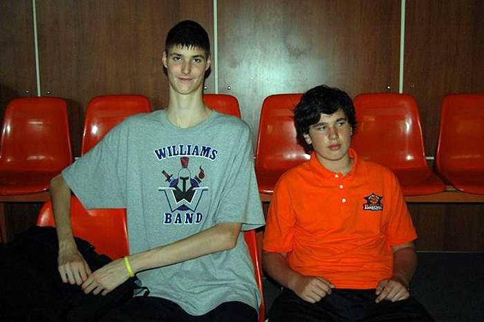 Robert Bobroczky sinh ngày 17/07/2000 tại thành phố Arad ở Romania. 