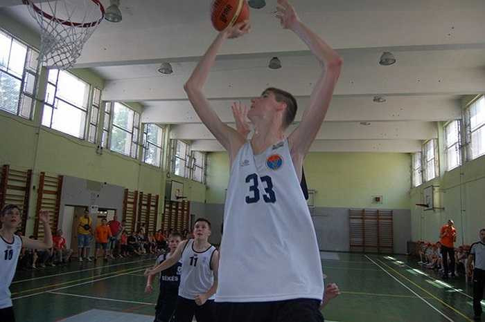 Tầm với của Bobroczky có thể lên đến 3 mét và giúp cậu luôn chiếm được ưu thế trong các pha úp rổ.