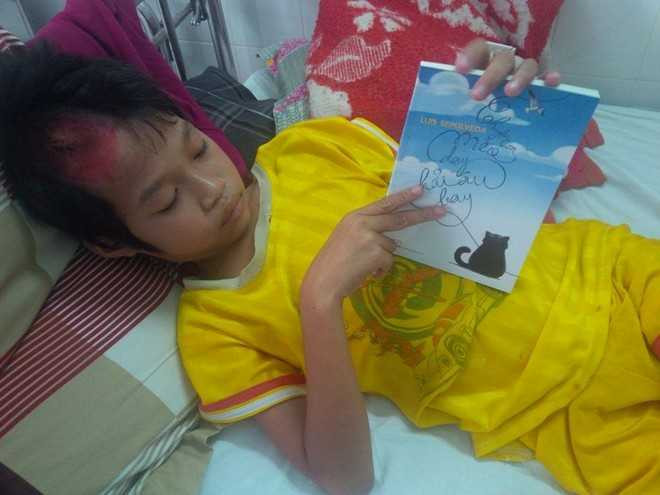 Bé trai bị ung thư não đang điều trị tại bệnh viện Nhi Đồng 2, được bạn nữ ngoài Hà Nội thuê anh Tuấn đi thăm.