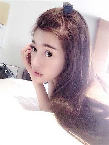 Elly Trần tự chụp những shoot hình diện đồ mỏng manh, nóng bỏng, gợi cảm hết cỡ.