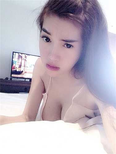 Người đẹp thường tự chụp và chia sẻ rất nhiều hình ảnh nóng bỏng lên trang cá nhân.