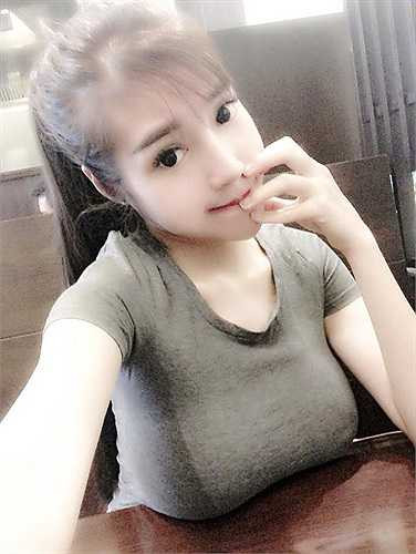 Không tham gia nhiều hoạt động trong showbiz, nhưng Elly Trần vẫn duy trì sức nóng nhờ vẻ ngoài bóng bỏng của mình.