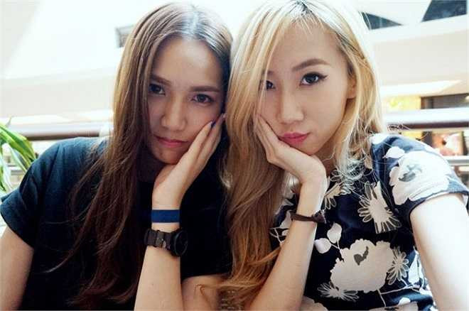 Theo đó, các kiểu chụp ảnh giơ tay chữ V hay chu mỏ vịt từng 'làm mưa làm gió' trước kia giờ đã quá lỗi thời. Các bạn trẻ ngày càng sáng tạo ra các xu hướng độc đáo hơn.