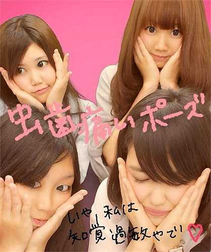 Trào lưu chụp ảnh mới này có tên gọi khá dễ thương và có đôi phần kỳ quặc - 'mushiba ga itai poozu' (tạm dịch là: chụp ảnh đau răng).