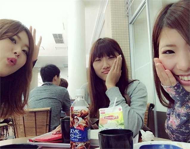 Phong cách chụp ảnh này được cho là khá đơn giản và bắt chước lại theo kiểu của những năm 80. Theo đó, bạn chỉ cần đưa tay lên áp vào má và biểu cảm hơi đau buồn (như thể bị đau răng) là được.