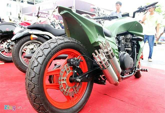 Vành xe được sơn màu cam khá nổi bật, trong khi lớp vỏ được ép bằng chất liệu nhựa pha sợi thủy tinh, sau đó bả matit và sơn mờ màu xanh quân đội. 