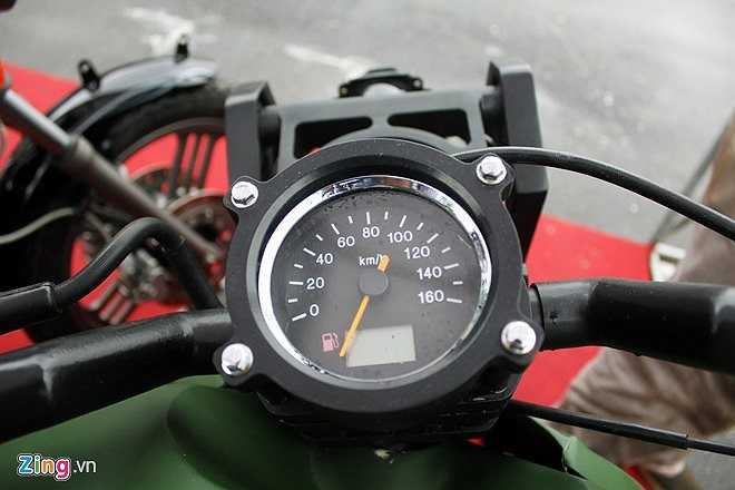 Xe được gắn đồng hồ khá đơn giản, kết hợp giữa analog và điện tử, vận tốc tối đa 160 km/h. 