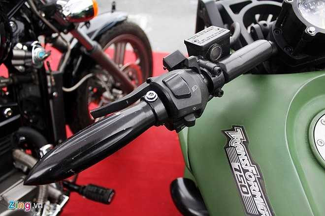 Trên bình xăng ghi dòng chữ Transformer 750 với ngụ ý một sự biến đổi ngoại hình khá mạnh nhờ tay nghề của những người thợ Sài thành.