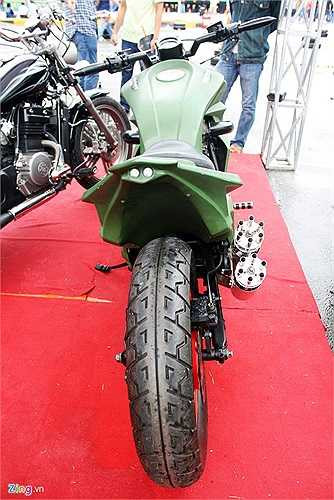 Xe được độ theo phong cách tối giản, mọi chi tiết không cần thiết đều được loại bỏ, đèn sau khá thô sơ.