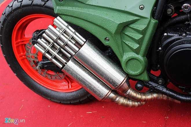 Điểm đặc biệt nhất trên xe phải kể đến cặp ống pô gatling gun, tổng cộng 12 nòng súng. Khi khởi động máy, luồng khí thoát ra từ ống pô sẽ khiến cánh quạt gắn trên các nòng súng này xoay tít.