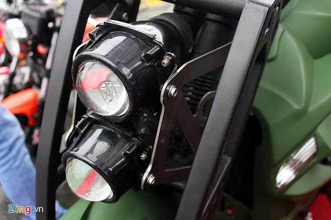 Phía trước xe được trang bị hai đèn bi-xenon, tăng cường độ sáng khi xe chạy vào ban đêm. 