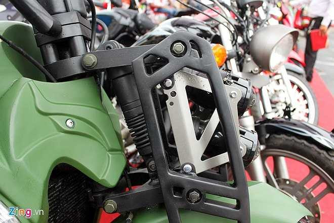 Kết cấu thép chịu lực được gia công, bên trong là một lò xo thủy lực. Hệ thống này đều được sơn tĩnh điện.