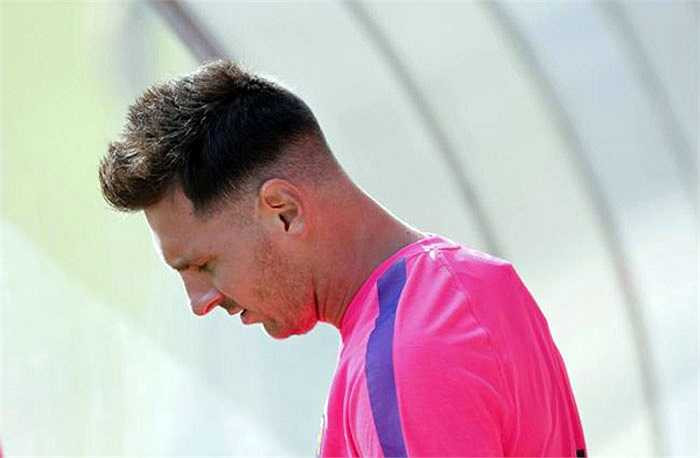 Kiểu tóc mới của El Pulga khá cá tính. Anh cạo trắng hai bên, thậm chí phần tóc ở giữa còn dựng đứng