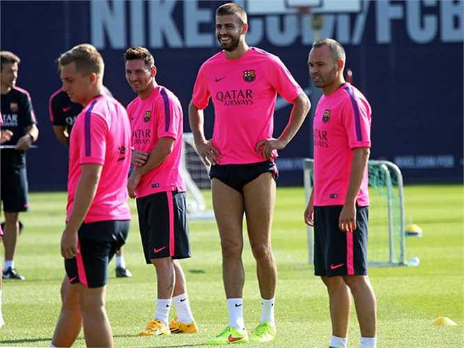 Bằng bộ áo màu hồng lạ mắt, Messi thoải mái trò chuyện cùng đồng đội