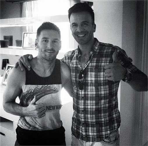 Trên trang facebook cá nhân, Messi khoe tóc mới cùng người thợ cắt mới