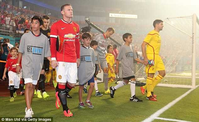 Rooney đeo băng đội trưởng trong trận đấu vào sáng qua