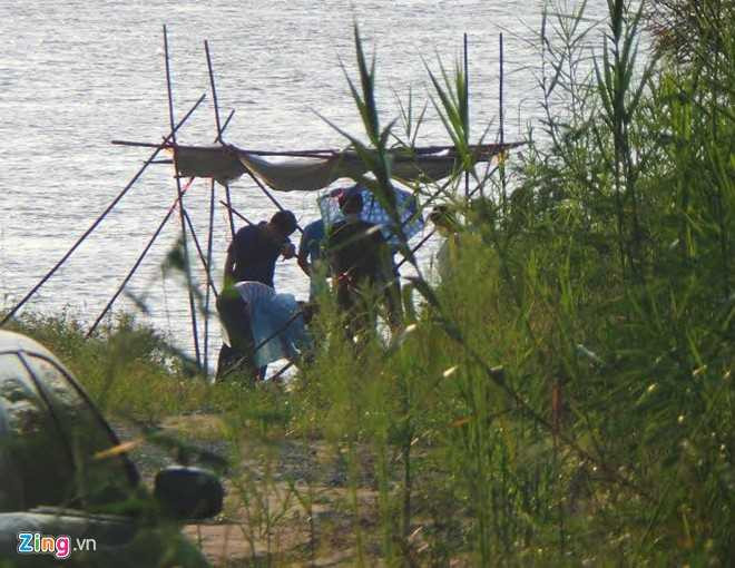 Cơ quan công an lấy mẫu giám định ADN để xác định danh tính nạn nhân. Ảnh: Nguyễn Hoàng.