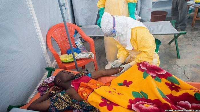 Virus Ebola lây truyền từ người sang người do tiếp xúc trực tiếp với máu, các chất tiết của cơ thể (phân, nước tiểu, nước bọt, tinh dịch) của người mắc bệnh, hoặc các vết xước trên da hay niêm mạc của người lành.