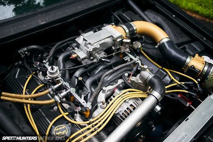 Đầu những năm 90, động cơ V8 tích hợp trục cam trên nắp máy được trình làng. Công nghệ phun nhiên liệu cũng tiến thêm một bước với bộ tăng nạp cưỡng bức, gia tăng sức mạnh vượt trội cho động cơ V8