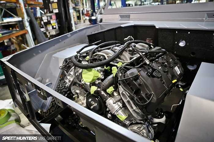 Có lẽ trở ngại lớn nhất của động cơ V8 chính là kích cỡ chiếm nhiều diện tích, nên các xe trang bị động cơ này thường ưu tiên diện tích cho khoang máy. Ngoài ra, việc sửa chữa loại công cơ này không hề dễ dàng.