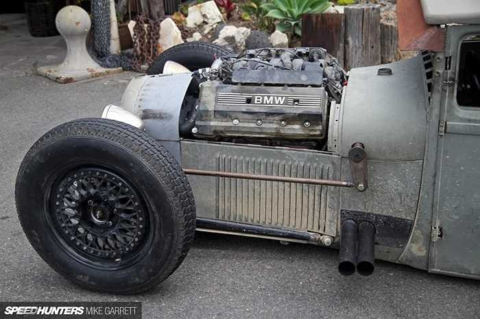 Mặc dù phiên bản động cơ V8 của BMW luôn sẵn sàng đáp ứng nhu cầu của giới chơi xe Mỹ, nhưng chi phí lại đắt hơn và khó kiếm phụ tùng hơn động cơ V8 của Ford hay GM. 