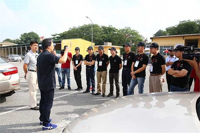 Khóa đầu tiên gồm 8 học viên (3 sỹ quan của Cục CSGT và 5 cán bộ đào tạo của TMV) dưới sự dẫn dắt của ông Toshio Kanno, chuyên gia hàng đầu đến từ Toyota Nhật Bản, với 33 năm kinh nghiệm đào tạo lái xe an toàn.