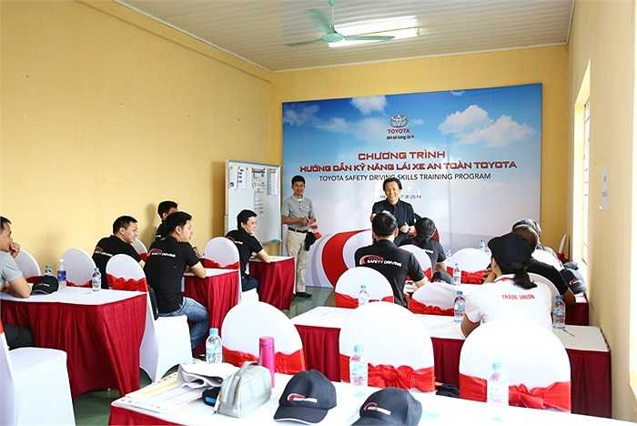 Năm 2005, Trung tâm An toàn Toyota Mobilitas đi vào hoạt động và Toshio Kanno là một trong những thành viên cốt cán đầu tiên. Ông cũng từng đào tạo lái xe an toàn tại một số nước như Thái Lan, Trung Quốc và Malaysia.