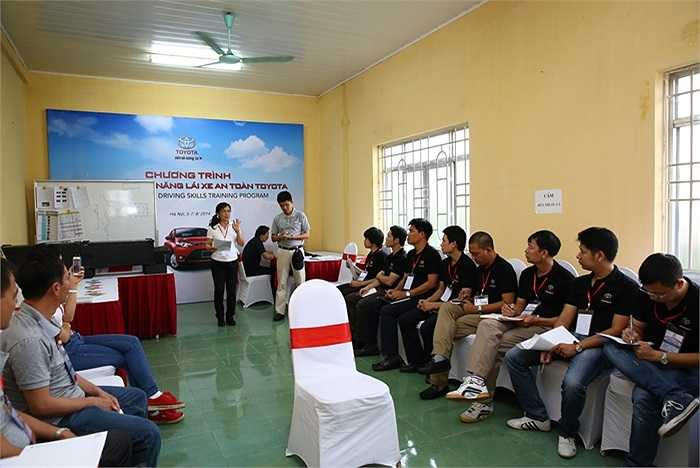 Khóa 1 gồm các nội dung: Kiểm tra cấu trúc xe, Chạy thử, Hành vi lái xe, Xử lý-tăng tốc-phanh, Ý thức về khoảng cách giữa các xe, Kinh nghiệm về phanh khẩn cấp, Kinh nghiệm về phanh hãm khẩn cấp... 