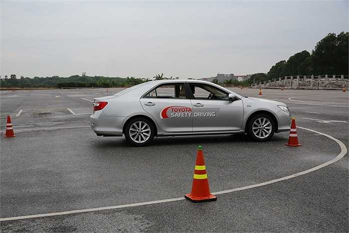 Thông qua chương trình “Hướng dẫn kỹ năng lái xe an toàn Toyota” , TMV mong muốn trang bị kiến thức và kỹ năng lái xe tiêu chuẩn của Toyota cho những cán bộ đào tạo nòng cốt của cơ quan quản lý giao thông Việt Nam.