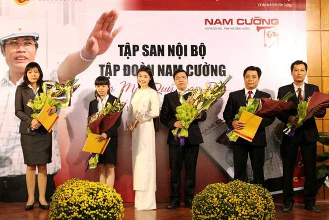 Quỳnh Ngọc (áo dài trắng đứng giữa) được xem là người sẽ thừa kế Tập đoàn Nam Cường.