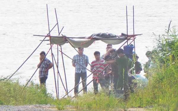 Giám định ADN thi thể trôi sông trùng với người thân chị Huyền