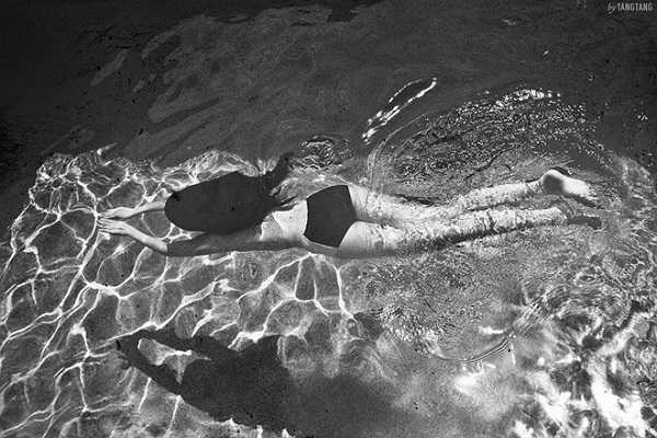 Nhiếp ảnh gia Tang Tang rất biết chọn góc chụp để thể hiện hết cái hồn của bức ảnh.