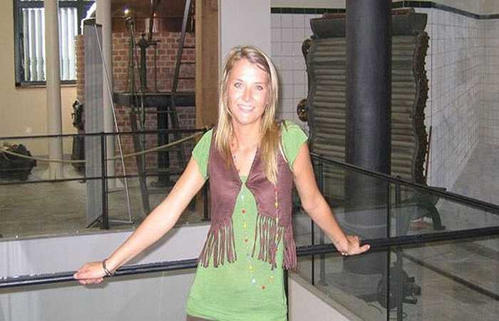 2. Nữ sinh mất tay chân vì vi khuẩn ăn thịt người: Tháng 5/2012, nữ sinh Aimee Copeland (24 tuổi, ở Đại học Tây Georgia, Mỹ) phải cắt bỏ chân trái vì mắc bệnh quái ác có tên Flesh-Eating Bacteria (bệnh vi khuẩn ăn thịt người).