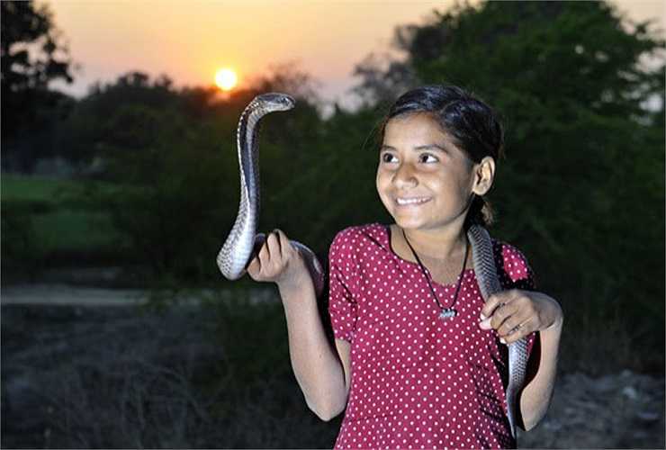 Kajol Khan's father passed on the profession to his eldest son, however, perhaps Kajol Khan is the real successor of the snake performing profession.