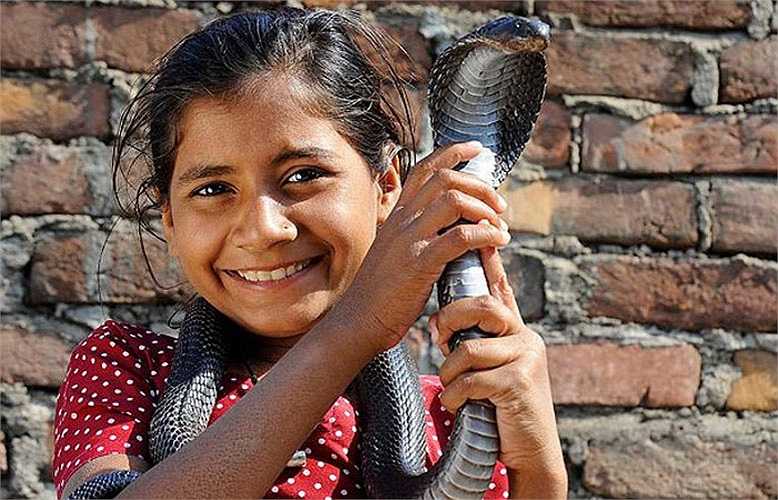 Desde que tenía 2 años, Kajol Khan ha sido atacada por una cobra real, mordiéndola en el brazo, la espalda e incluso la cara.