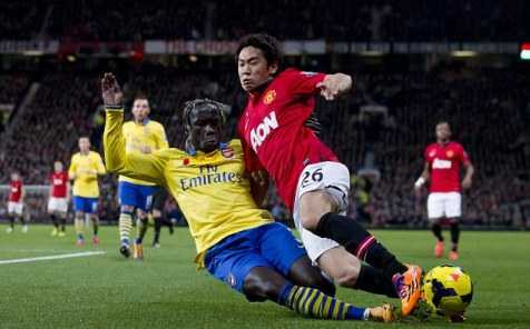 Kagawa yếu đuối nhưng đã từng khiến Sagna mạnh thể lực phải khốn khổ