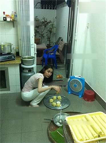 Những hình ảnh hiếm hoi về căn nhà của Thủy Tiên ở Kiên Giang cũng xuất hiện trên mặt báo, phần nào thỏa mãn trí tò mò của khán giả. Căn nhà có thiết kế đơn giản, nội thất sơ sài, nhưng là nơi gắn bó với Thủy Tiên suốt thời thơ ấu.