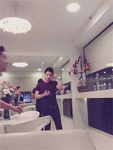 Đối lập với cuộc sống giản dị của bố mẹ ở quê, Vũ Khắc Tiệp sở hữu một căn hộ tiền tỷ ở trung tâm quận 7, TP.HCM. Anh tỏ ra khá hài lòng với sự lựa chọn này của mình. 