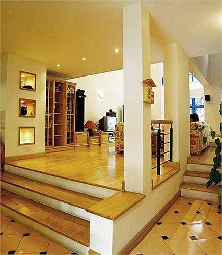 Ở thời điểm mới kết hôn, Mỹ Linh và Anh Quân sống cùng gia đình bên nội rồi mới chuyển sang một ngôi nhà gần đó để có thể nhờ ông bà chăm sóc các con lúc hai vợ chồng bận bịu.