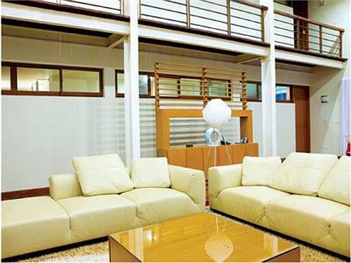 Căn nhà hiện tại của vợ chồng Anh Quân - Mỹ Linh có nội thất mở, hiện đại, đơn giản và nhất quán, thích hợp với gia đình nhiều trẻ con.