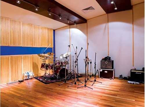 Trong nhà còn có một phòng thu được thiết kế đạt tiêu chuẩn quốc tế. Đây là căn phòng ước mơ bao năm của vợ chồng Mỹ Linh - Anh Quân. 