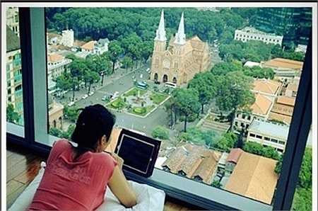 Sau hơn một năm sống cảnh thuê nhà, vợ chồng Thu Minh đã chọn được một căn hộ ưng ý nằm ngay trung tâm quận 1, TP.HCM, có hướng nhìn ra nhà thờ Đức Bà.