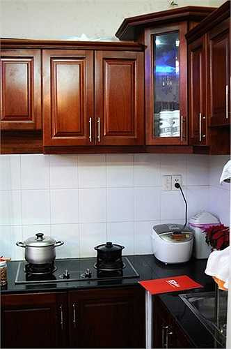 Gian nhà bếp đơn giản, gọn gàng. Toàn bộ nội thất căn nhà do nam ca sĩ đưa ý tưởng để kiến trúc sư thể hiện. Anh chọn màu trắng xám dịu nhẹ để thể hiện gu thẩm mỹ riêng của mình.