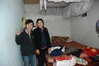 Trong khi đó, căn phòng cũ của Công Vinh ở quê nhà lại trông khá tuềnh toàng, đơn giản.