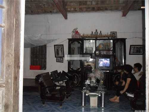 Nội thất trong nhà cũng được bày biện hết sức đơn sơ. Hai gian bên để kêc giường ngủ còn gian giữa kê bộ bàn ghế và chiếc tủ đứng.